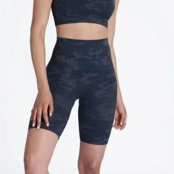 Spanx Black Camo Look At Me Now Seamless Bike Shorts Large NWT - Picture 1 of 12